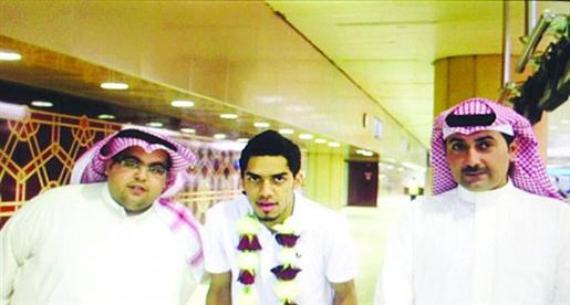 عبدالعزيز الدوسري يصل الرياض ويتمني نجاح الجابر مع الهلال